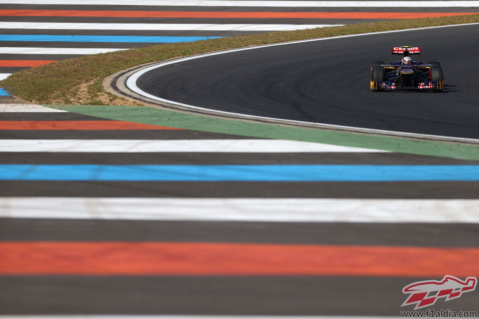 Jean-Eric Vergne en su Toro Rosso durante los libres