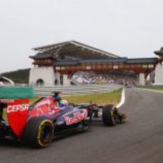 Daniel Ricciardo regresa a los boxes en el circuito de Yeongam