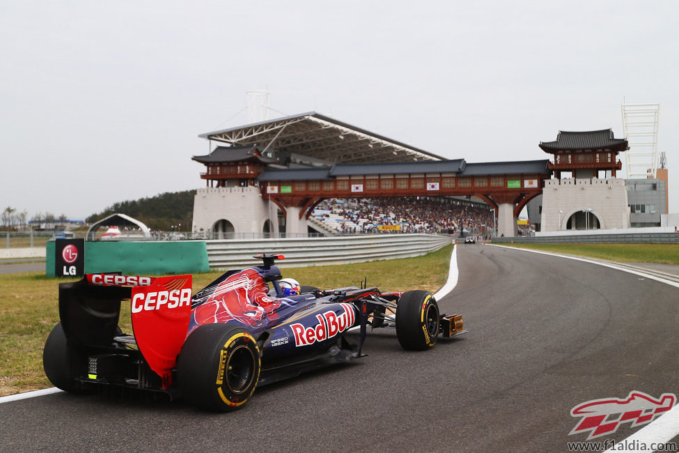 Daniel Ricciardo regresa a los boxes en el circuito de Yeongam