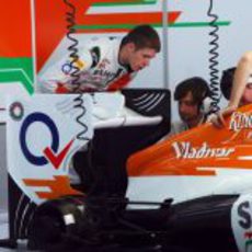 Paul di Resta echa un vistazo a la trasera del VJM05