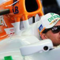 Nico Hülkenberg, con gafas de sol en su coche