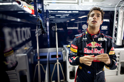 Daniel Ricciardo reacciona en el box de Toro Rosso