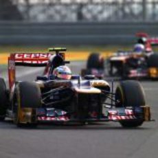 Vergne, por delante de Ricciardo durante la carrera de Corea