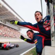 Los mecánicos de Toro Rosso celebran su gran resultado en Corea