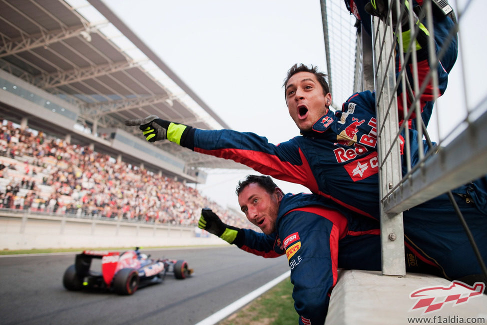 Los mecánicos de Toro Rosso celebran su gran resultado en Corea
