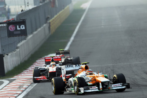 Nico Hülkenberg supera a Lewis Hamilton