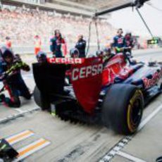 Parada en boxes en Toro Rosso para Daniel Ricciardo