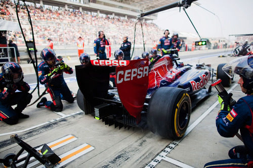 Parada en boxes en Toro Rosso para Daniel Ricciardo