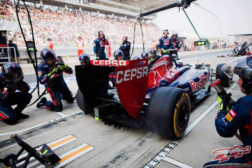 Parada en boxes en Toro Rosso para Daniel Ricciardo