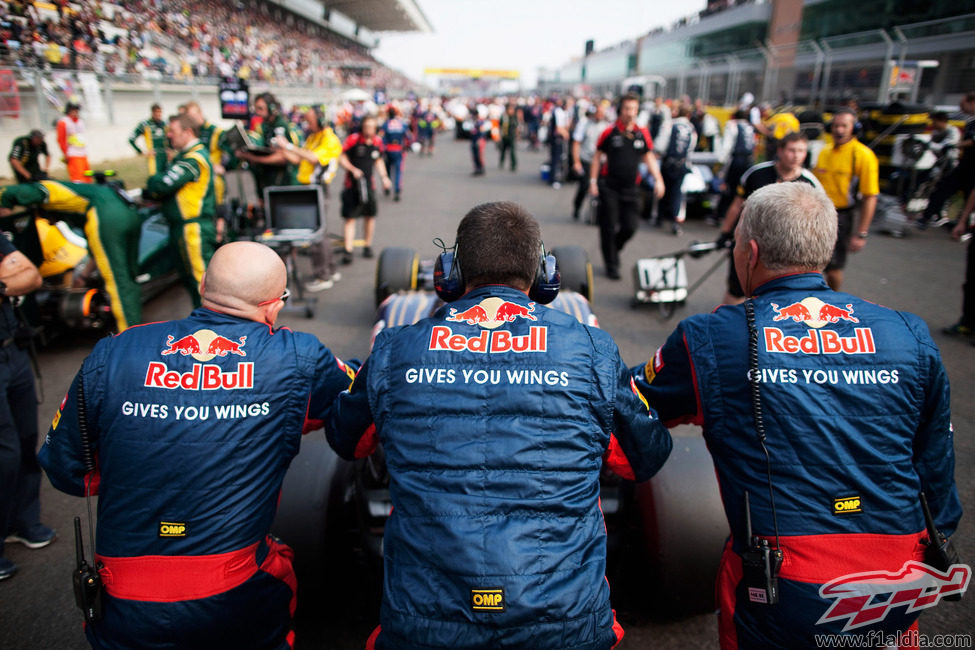 Los mecánicos de Toro Rosso empujan el STR7 en la parrilla