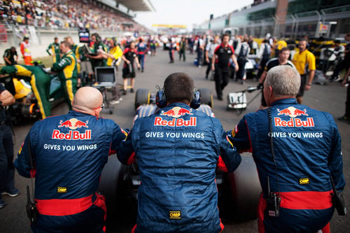 Los mecánicos de Toro Rosso empujan el STR7 en la parrilla