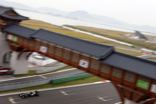 Heikki Kovalainen pasa por debajo del puente en la recta de meta