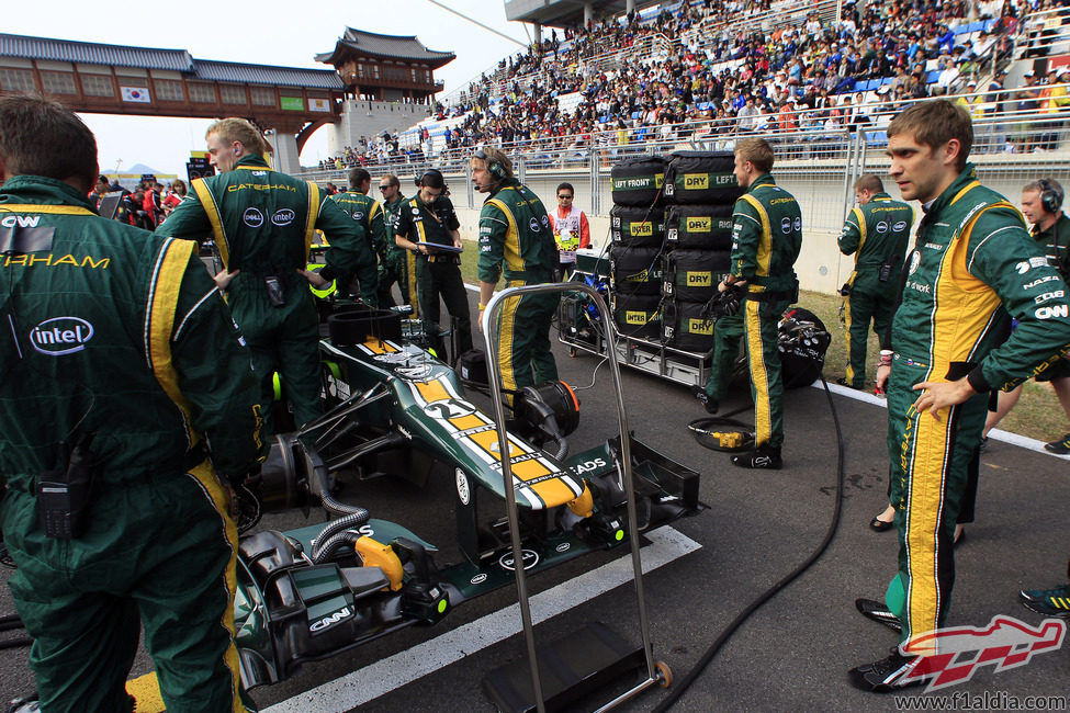 Vitaly Petrov y su monoplaza en la parrilla de Corea 2012