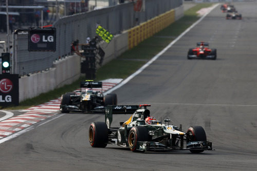 Kovalainen y Petrov con sus Caterham durante la carrera