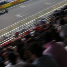 Heikki Kovalainen pasa veloz por la recta de meta en Yeongam