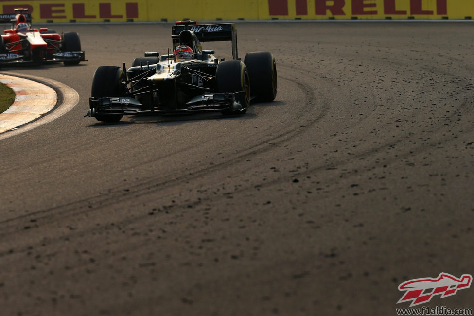 Heikki Kovalainen por delante de un Marussia en la carrera