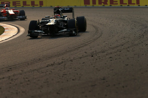 Heikki Kovalainen por delante de un Marussia en la carrera