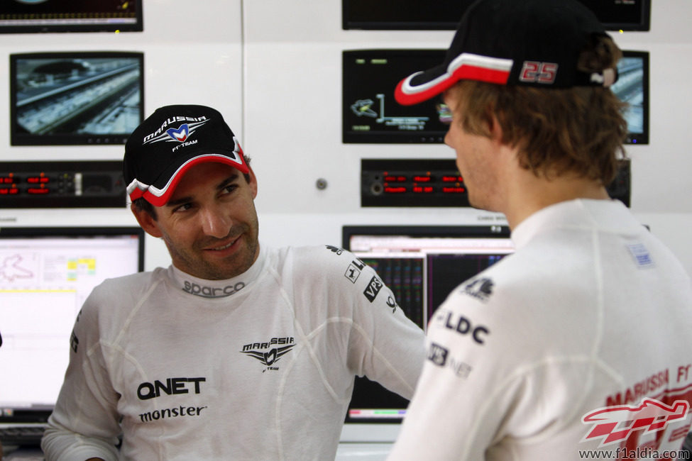 Timo Glock charla con Charles Pic