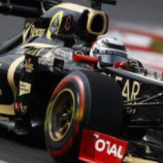 Kimi Räikkönen con neumáticos superblandos en su Lotus E20