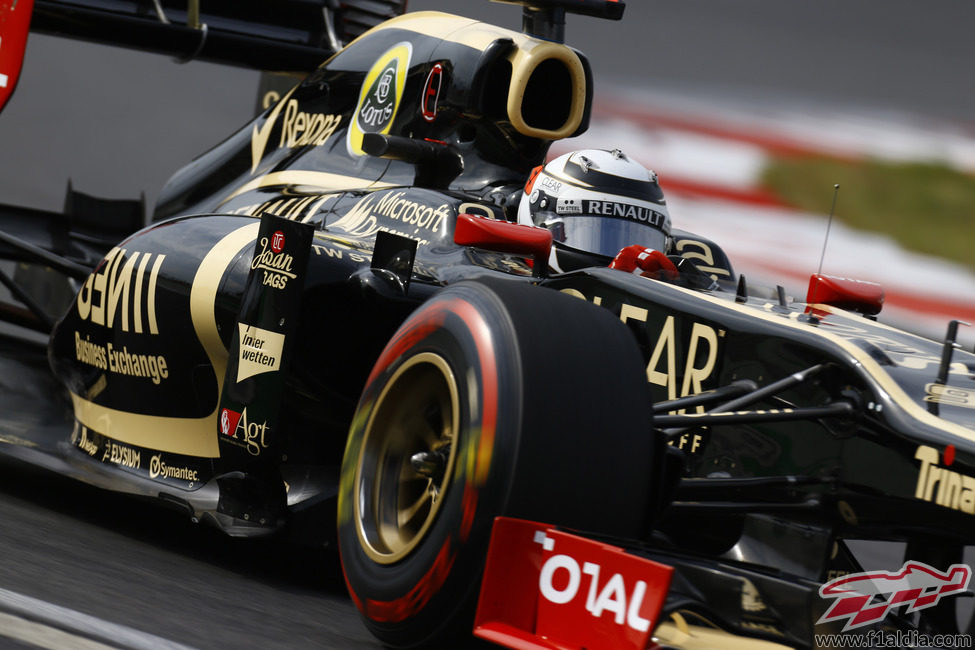 Kimi Räikkönen con neumáticos superblandos en su Lotus E20