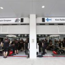 El garaje de Lotus en Corea con Grosjean y Räikkönen