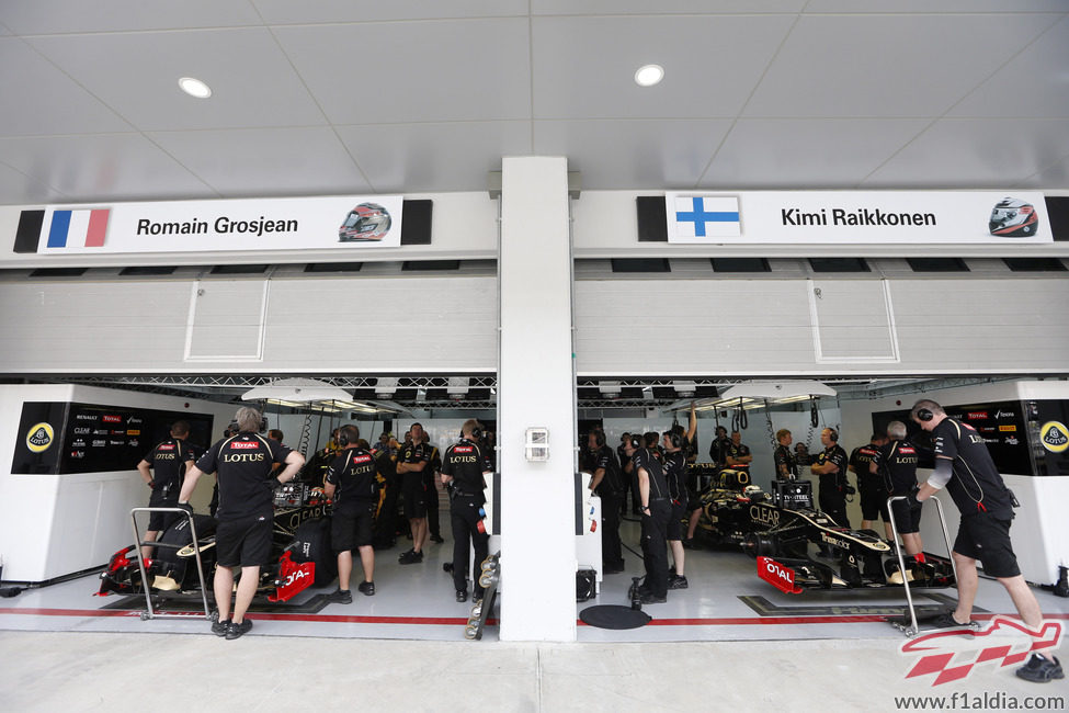 El garaje de Lotus en Corea con Grosjean y Räikkönen