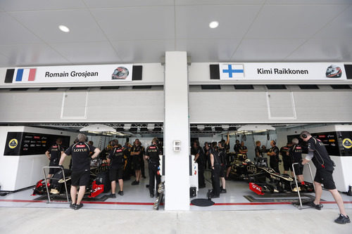 El garaje de Lotus en Corea con Grosjean y Räikkönen