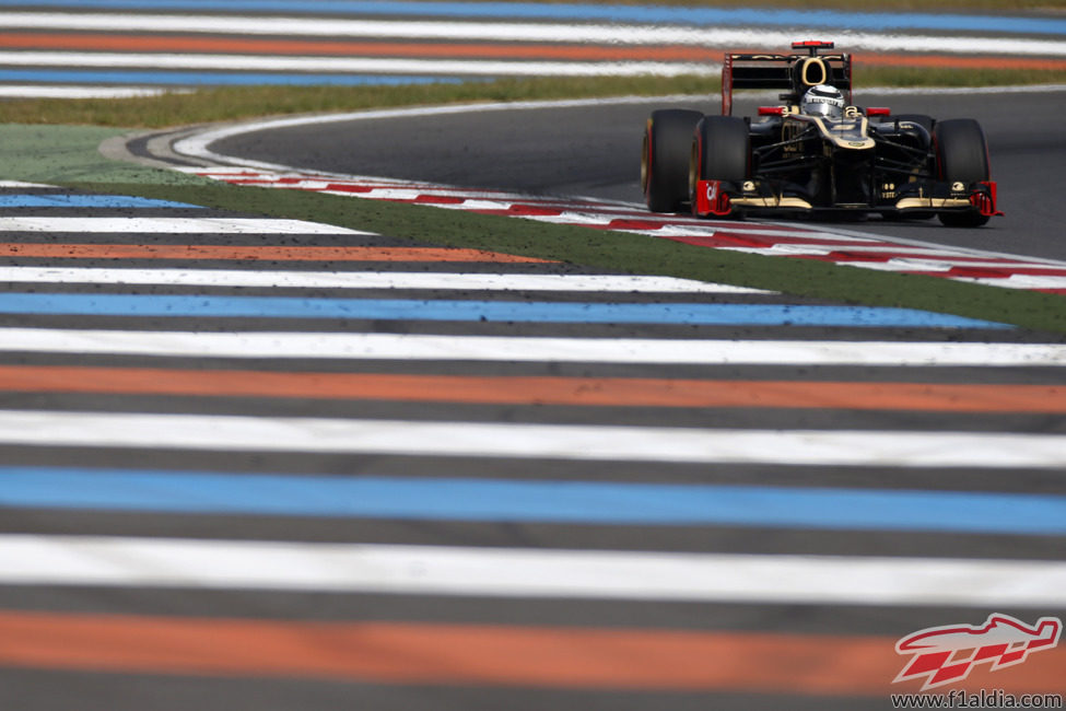 Kimi Räikkönen pilota su Lotus E20 en el circuito de Corea