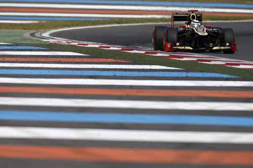 Kimi Räikkönen pilota su Lotus E20 en el circuito de Corea