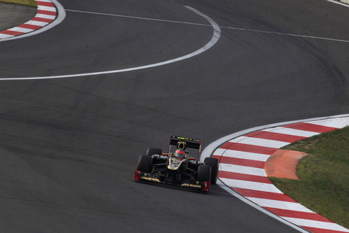 Romain Grosjean con el DRS activado en el circuito de Yeongam