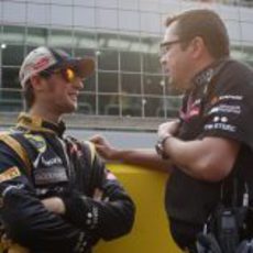 Eric Boullier habla con Romain Grosjean en la parrilla de Corea 2012