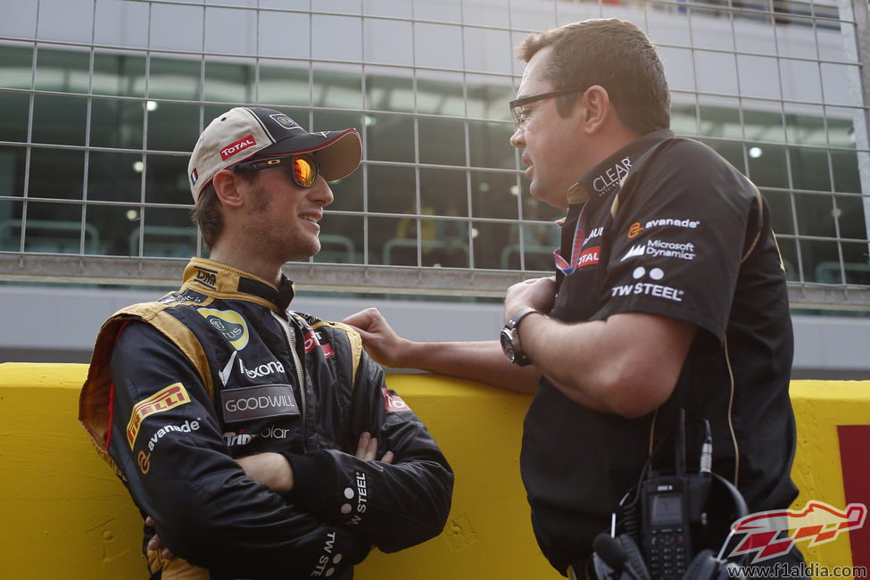 Eric Boullier habla con Romain Grosjean en la parrilla de Corea 2012