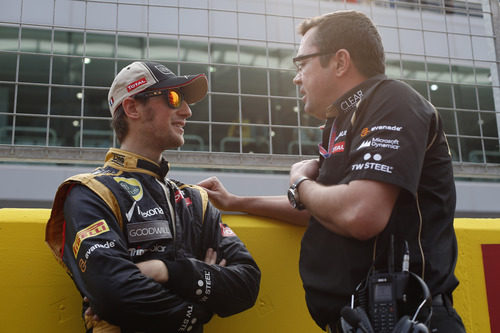 Eric Boullier habla con Romain Grosjean en la parrilla de Corea 2012