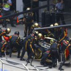 Parada en boxes en Lotus para Romain Grosjean durante la carrera