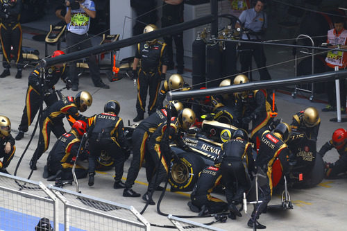 Parada en boxes en Lotus para Romain Grosjean durante la carrera