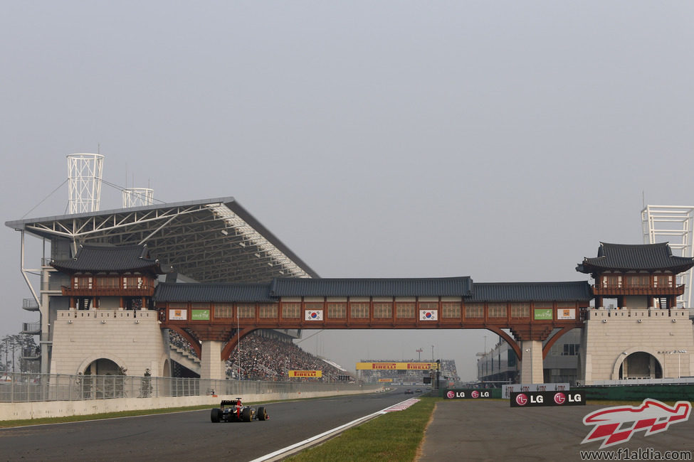 Un Lotus encarando la recta de meta del circuito de Yeongam