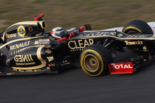 Kimi Räikkönen pilota con neumáticos blandos durante la carrera