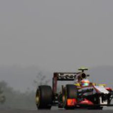 Narain Karthikeyan rueda en el Gran Premio de Corea