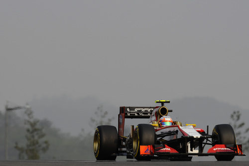 Narain Karthikeyan rueda en el Gran Premio de Corea