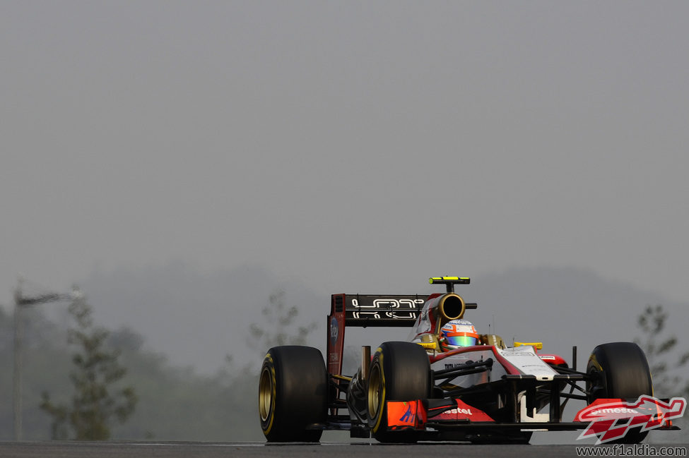 Narain Karthikeyan rueda en el Gran Premio de Corea