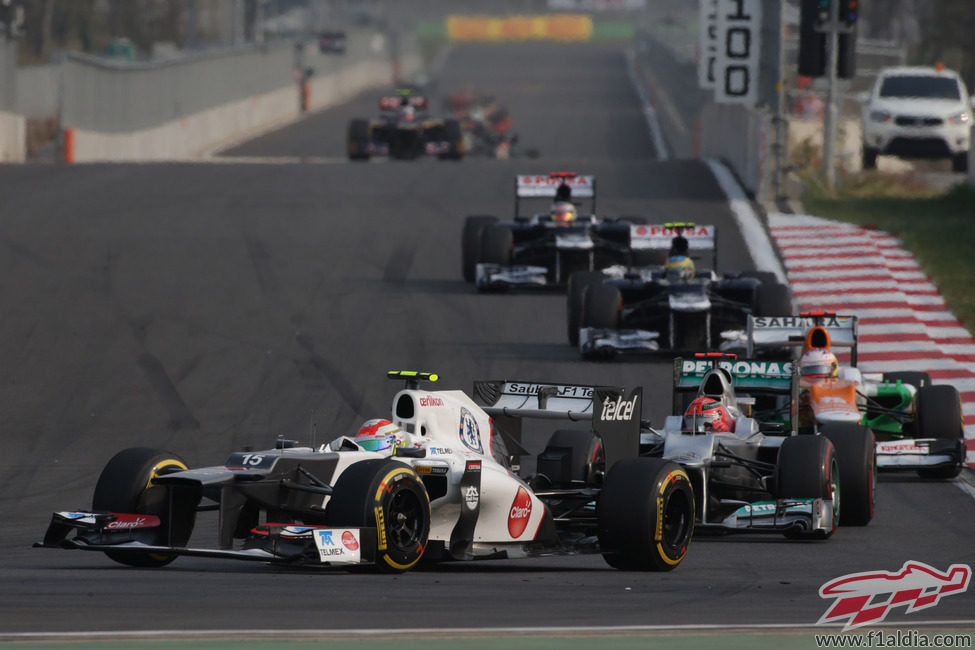 Sergio Pérez rueda por delante de Michael Schumacher