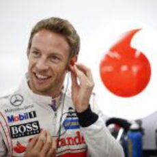 Jenson Button sonríe en su garaje antes del inicio de la carrera