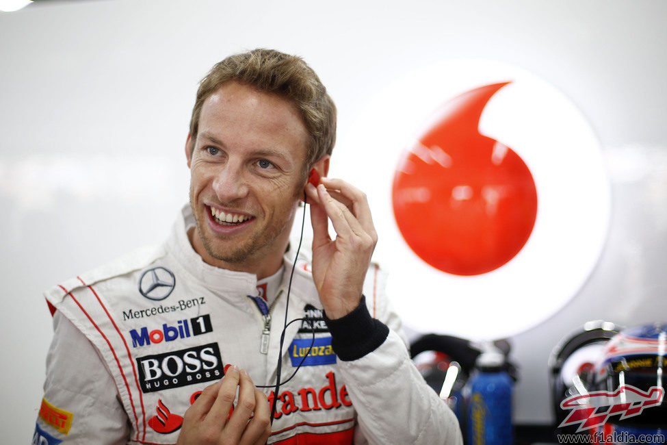 Jenson Button sonríe en su garaje antes del inicio de la carrera