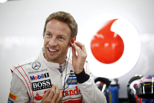 Jenson Button sonríe en su garaje antes del inicio de la carrera