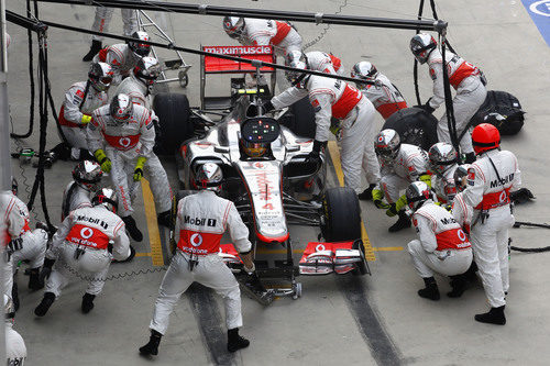 Parada en boxes para Lewis Hamilton durante la carrera