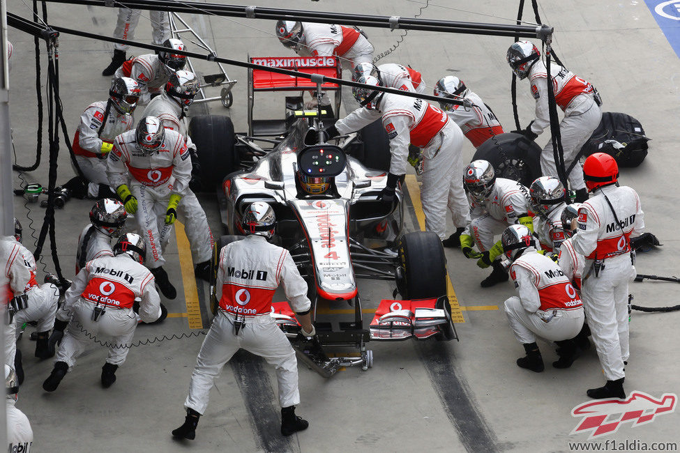 Parada en boxes para Lewis Hamilton durante la carrera