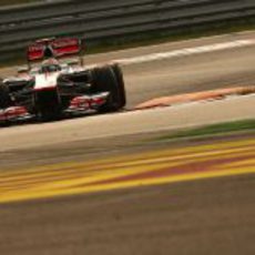 Lewis Hamilton tomando una curva en Yeongam