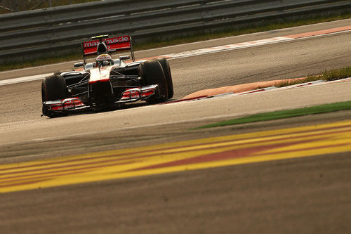 Lewis Hamilton tomando una curva en Yeongam