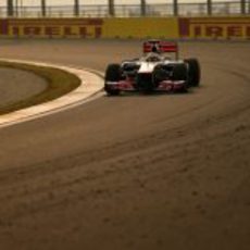 Lewis Hamilton bajo el atardecer en Corea del Sur