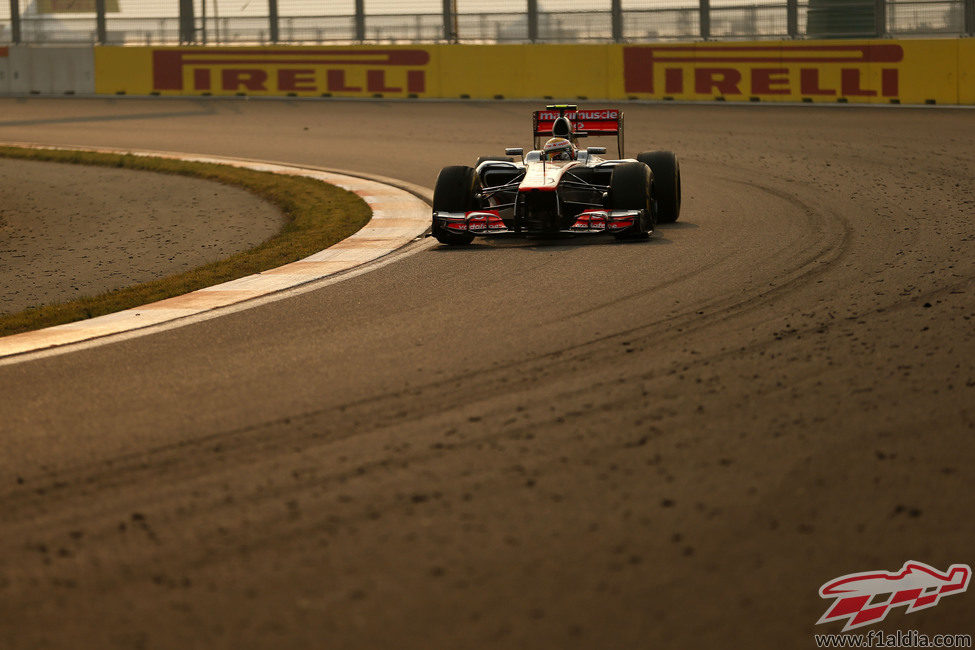 Lewis Hamilton bajo el atardecer en Corea del Sur